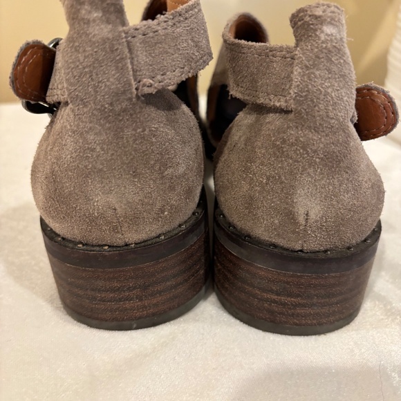 Lucky Brand🍀 Taupe soft suede loafers Sz 8.5 buckle, studded - Picture 9 of 11